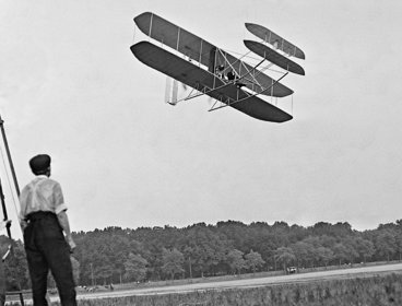 Black and white photo of Wright brothers' airplane in army trial flights in 1909.
