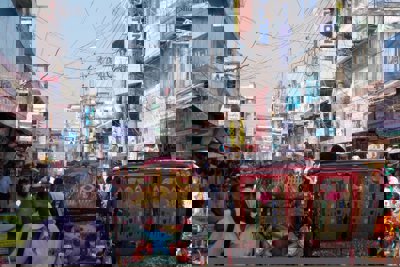 A busy steet in Bangladesh