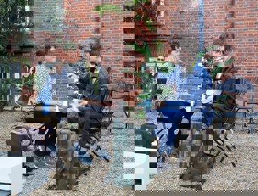 Two conference delegates seated and having a conversation